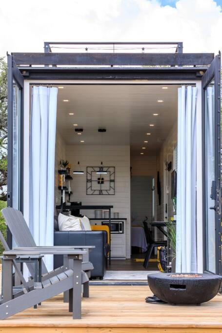New The Yellow Beacon-Luxury Shipping Container Fredericksburg Exteriér fotografie