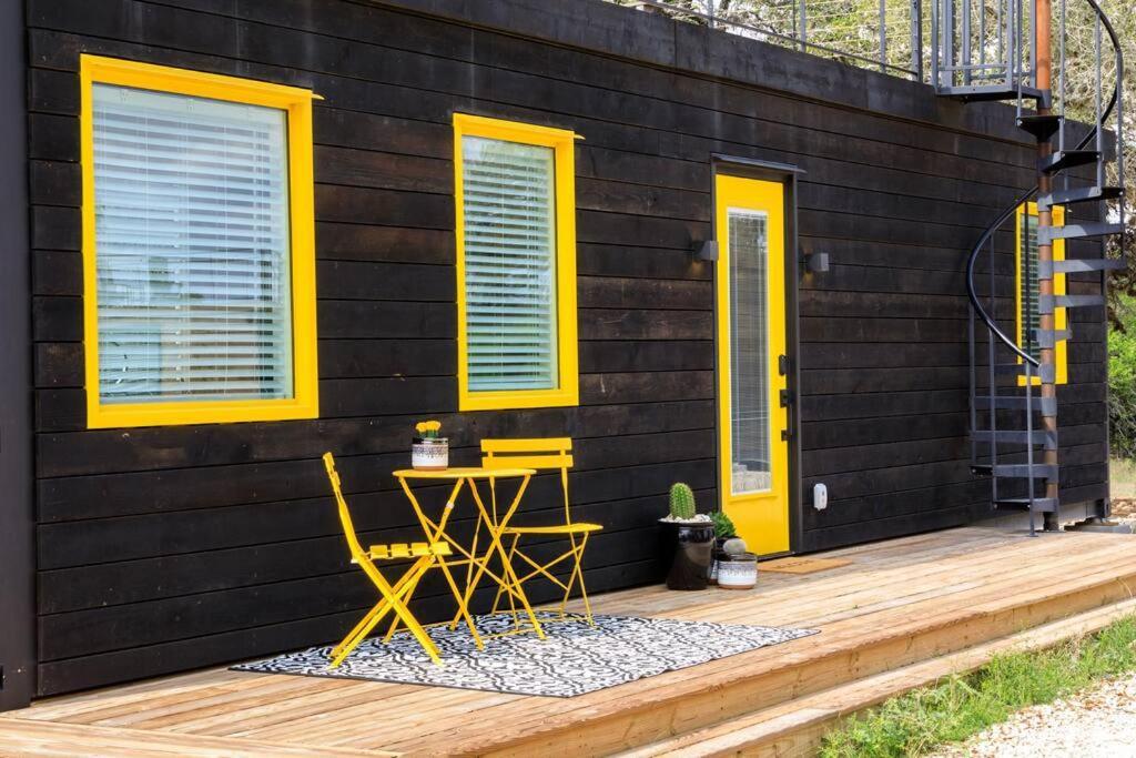 New The Yellow Beacon-Luxury Shipping Container Fredericksburg Exteriér fotografie