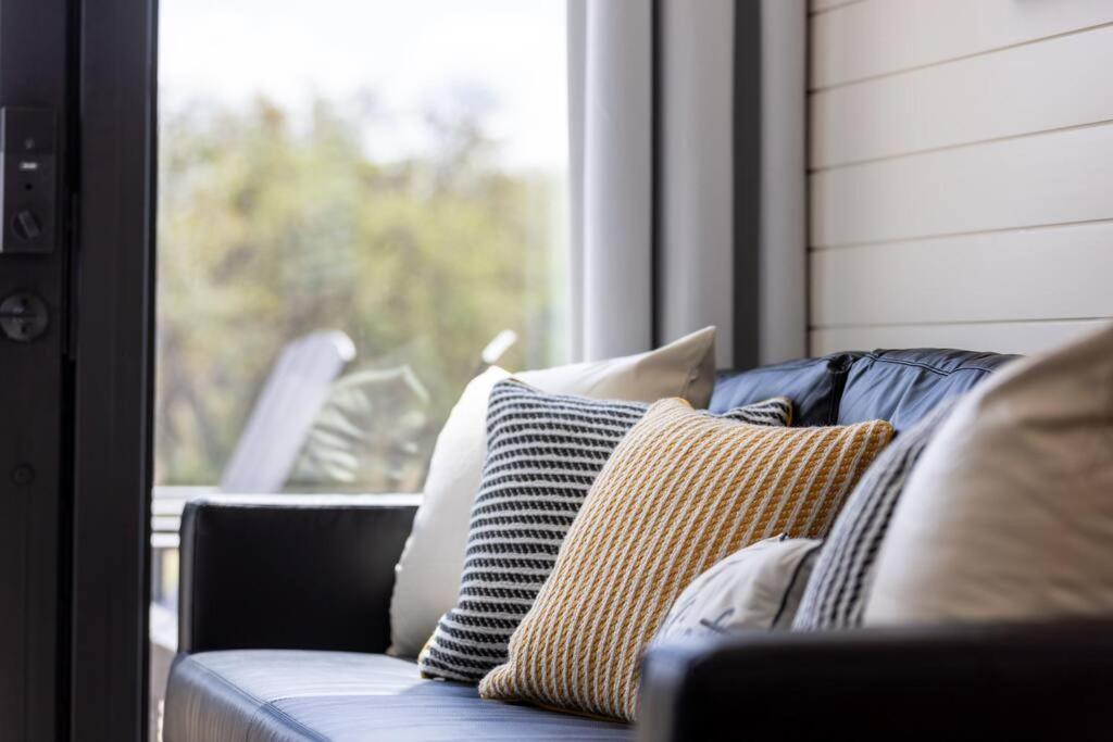 New The Yellow Beacon-Luxury Shipping Container Fredericksburg Exteriér fotografie