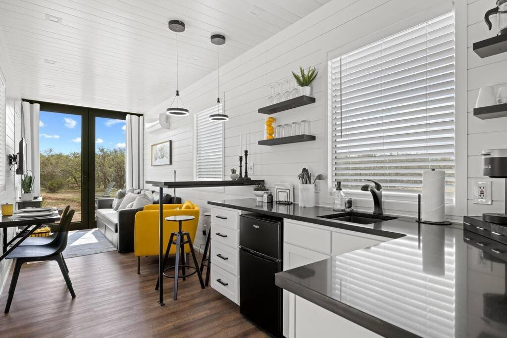 New The Yellow Beacon-Luxury Shipping Container Fredericksburg Exteriér fotografie