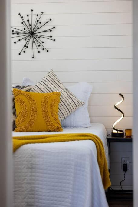New The Yellow Beacon-Luxury Shipping Container Fredericksburg Exteriér fotografie
