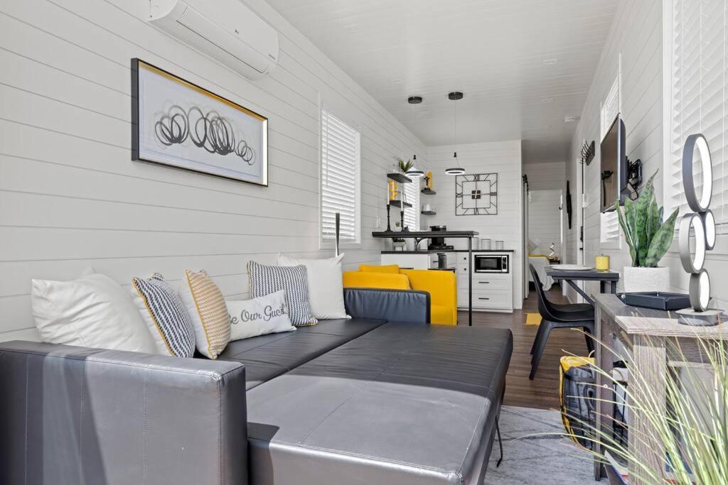New The Yellow Beacon-Luxury Shipping Container Fredericksburg Exteriér fotografie