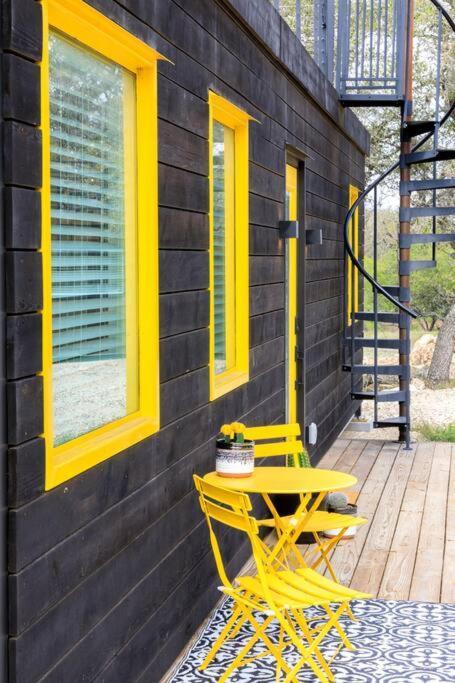 New The Yellow Beacon-Luxury Shipping Container Fredericksburg Exteriér fotografie