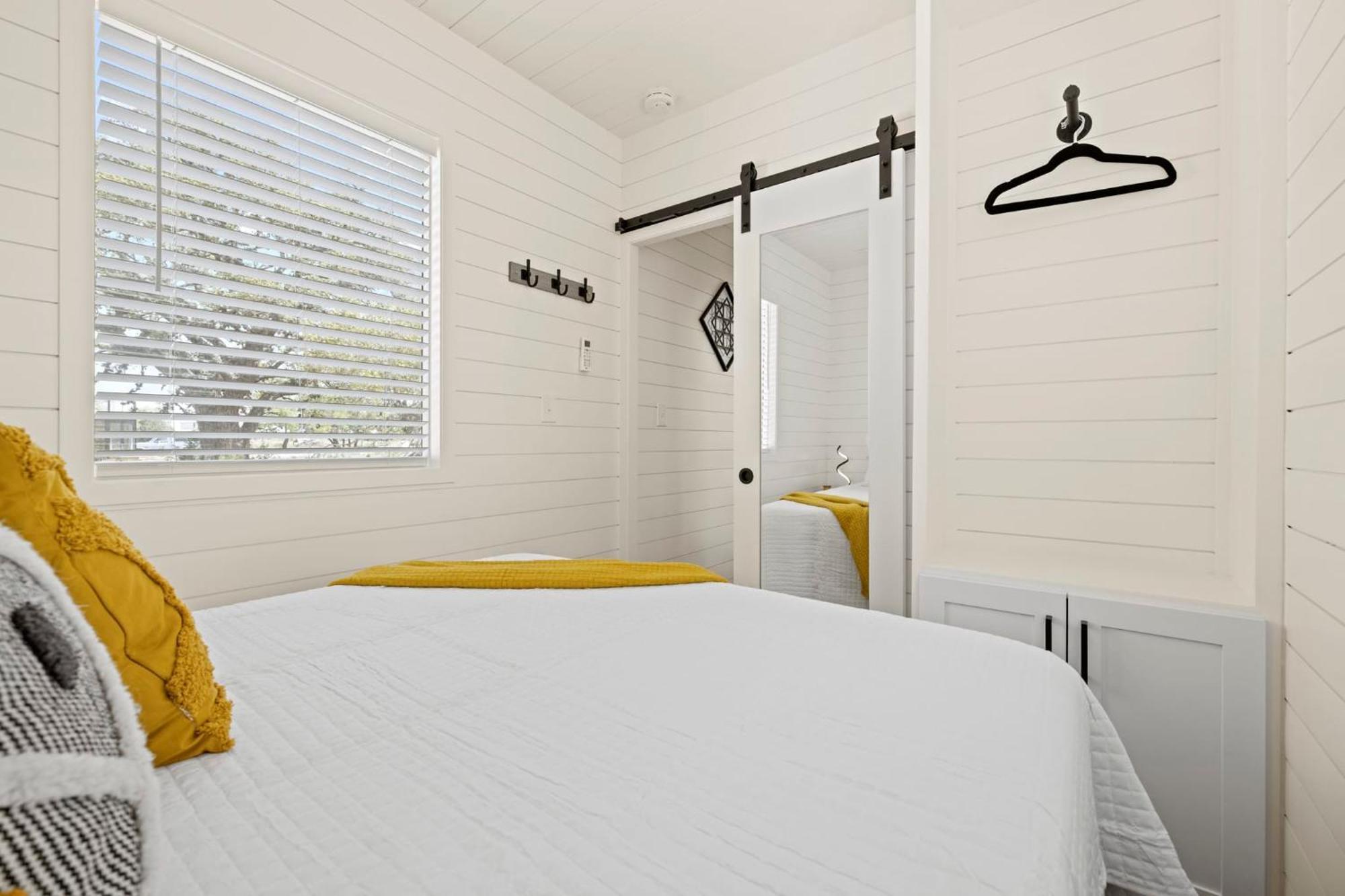 New The Yellow Beacon-Luxury Shipping Container Fredericksburg Exteriér fotografie